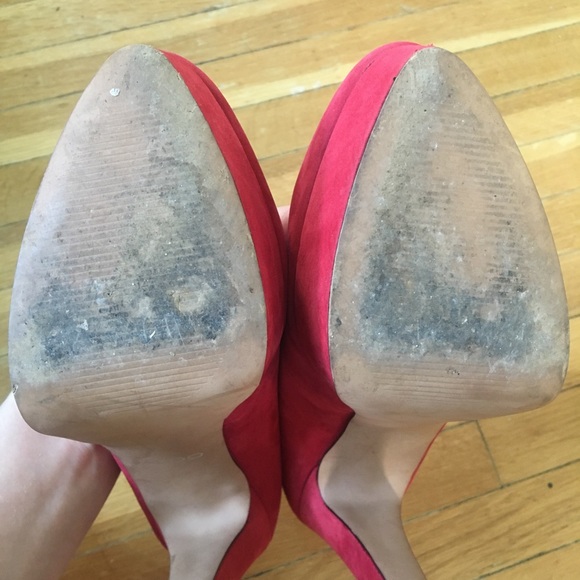 red faux suede Aldo platform heels - Picture 4 of 8